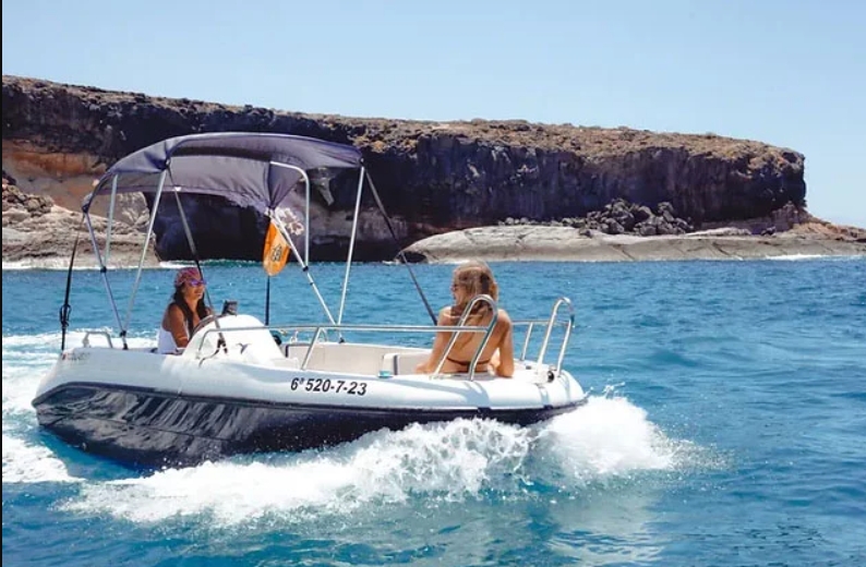 Moonday sailing itself