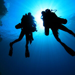 two-scuba-divers-silhouette-8