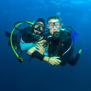 happy-couple-scuba-diving-together-8