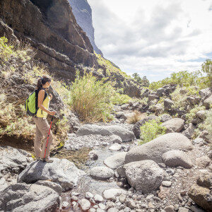 junge-frau-wandert-in-tropischer-natur-5